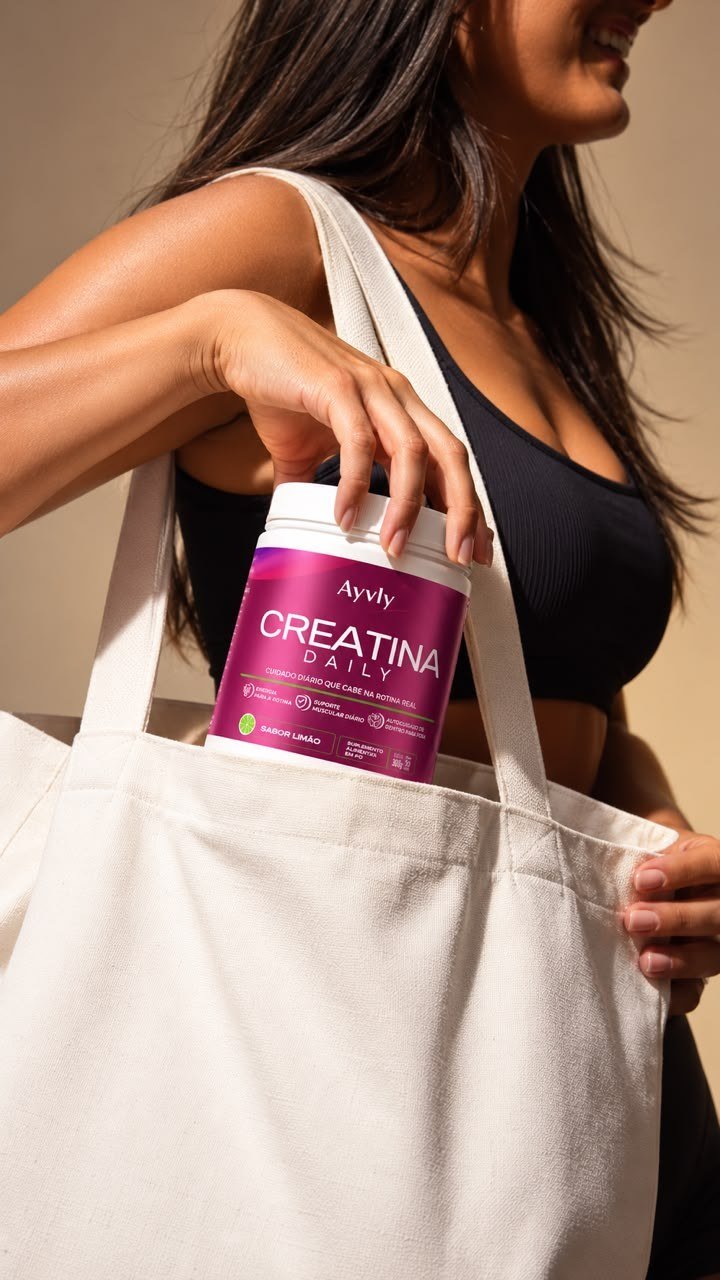 Mulher com a bolsa levando o pote AYVLY Creatina Daily na rotina